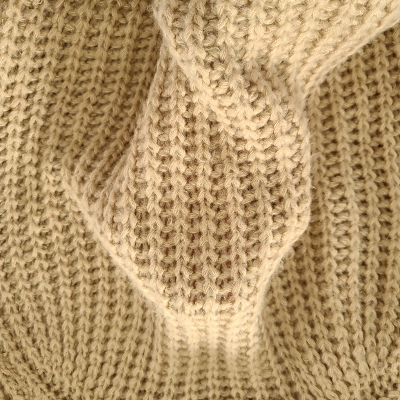 2/25$ 🛍Boohoo Knitted Off the shoulder Sweater - Picture 4 of 5